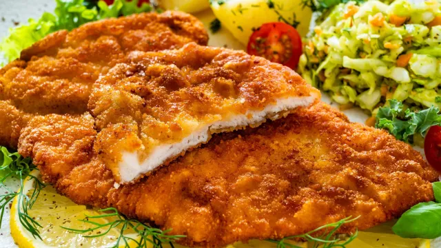 Kotlet XXL według dawnej receptury. Świetny pomysł na obiad dla rodziny na Wszystkich Świętych.