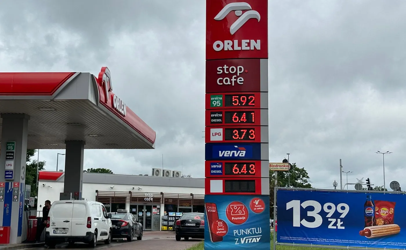 Pylon stacji Orlen i stanowiska kasowe stop cafe. Ceny na pylonie: benzyna 95 za 5,92 zł, ON za 6,41 zł, LPG za 3,73 zł