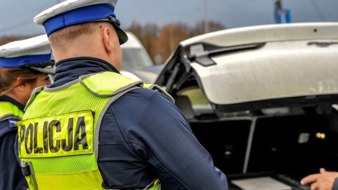Policjanci coraz częściej zaglądają do bagażników, by sprawdzić obowiązkowe wyposażenie pojazdu
