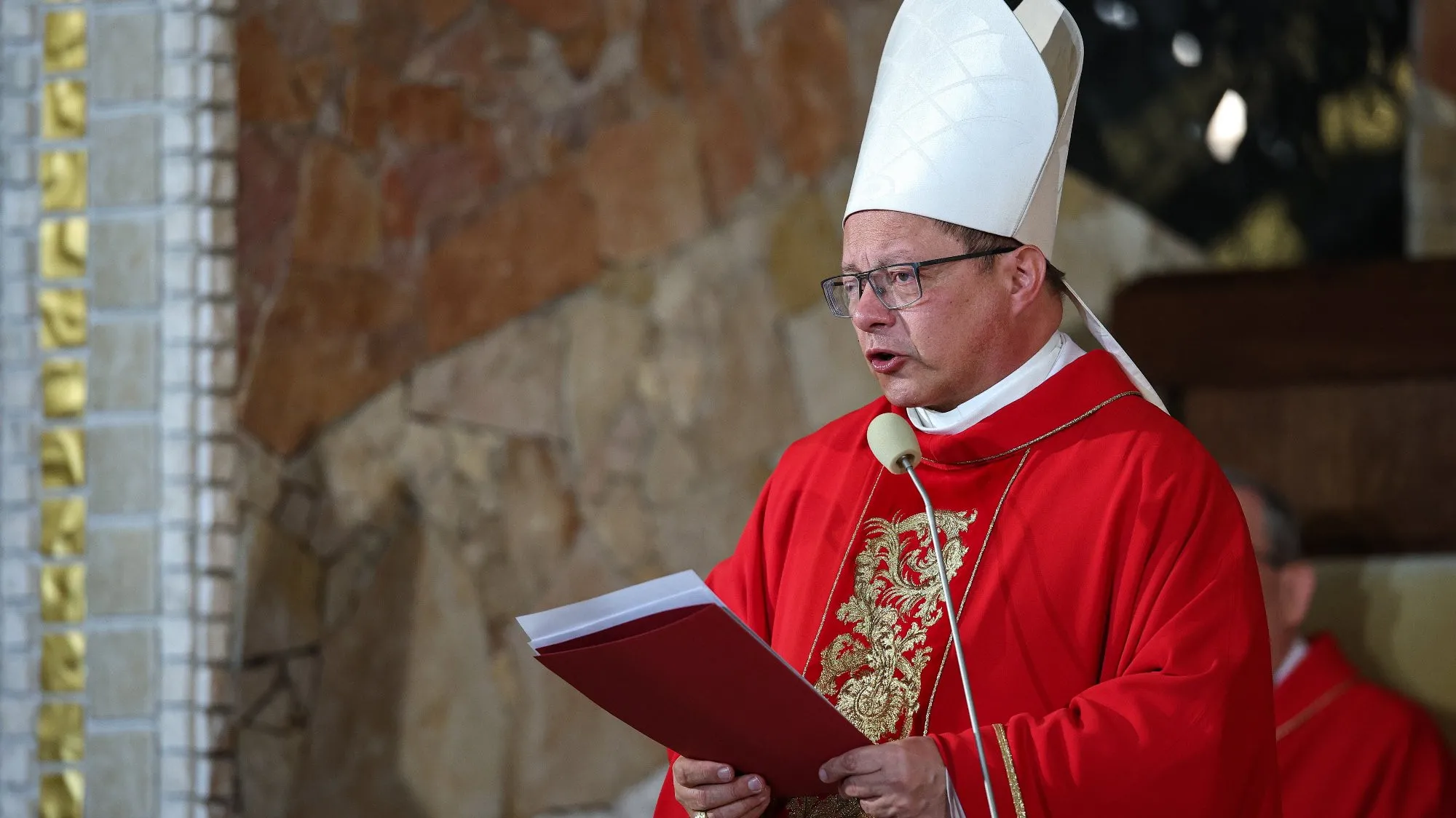 Kard. Ryś: Nie ma dnia bez doniesień mediów o przemocy wobec Ukraińców