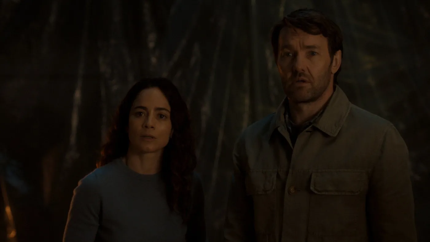 Alice Braga i Joel Edgerton w serialu "Mroczna materia"
