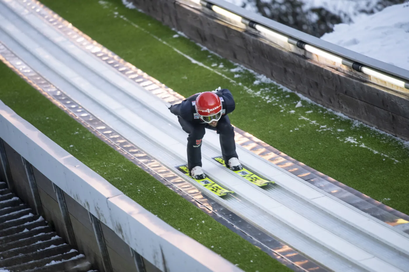 PŚ w skokach: W Predazzo bez Eisenbichlera. Niemiec doznał kontuzji na... parkingu