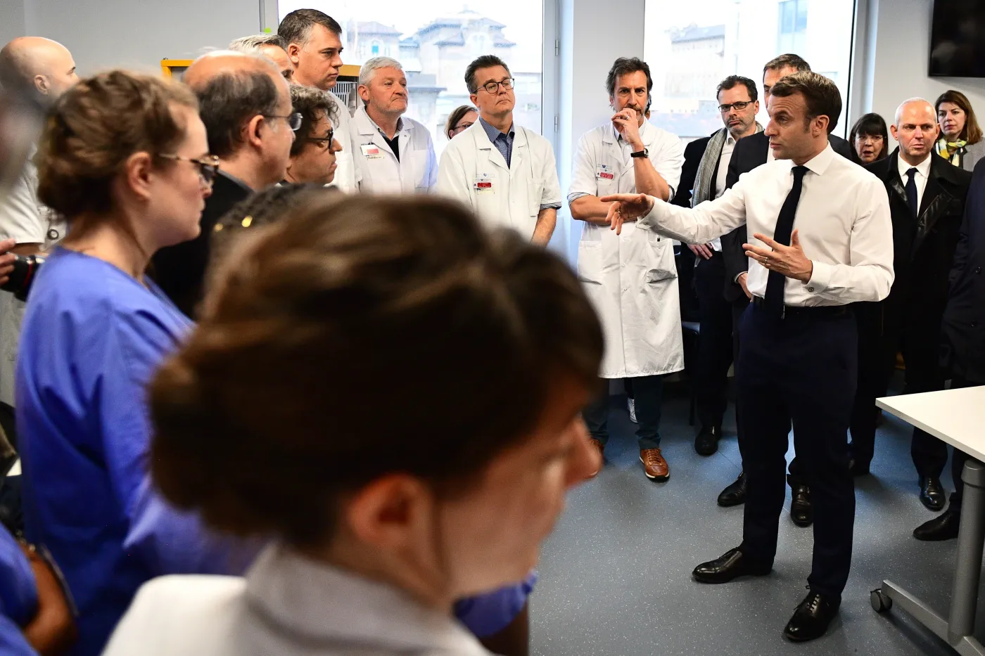 Koronawirus we Francji. Macron wieszczy epidemię, służby szukają "pacjenta zero"