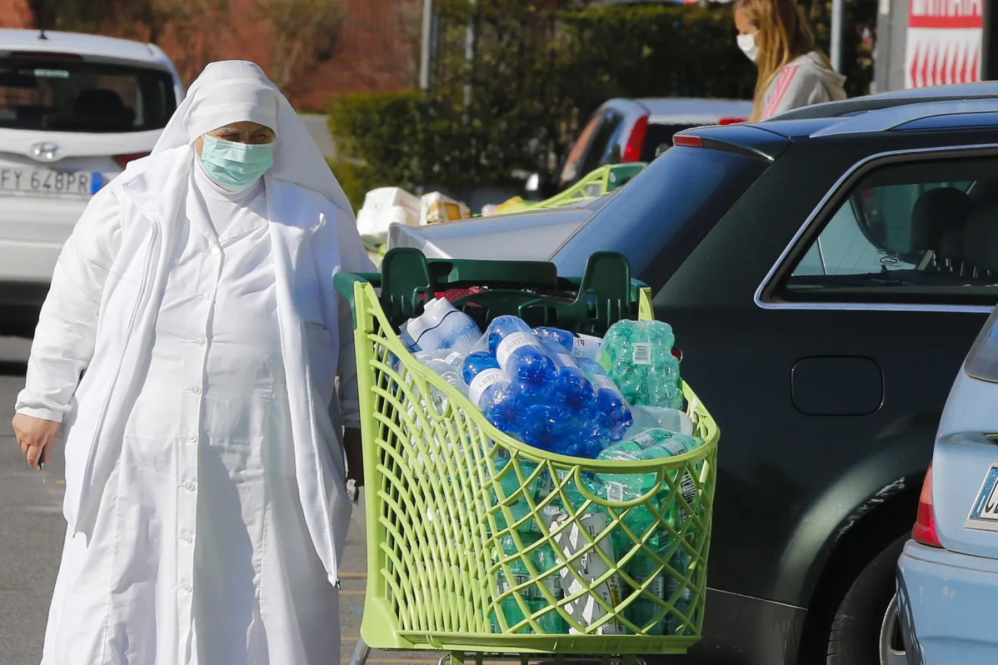 Kobieta ze zwłokami męża w mieszkaniu. Kwarantanna we Włoszech