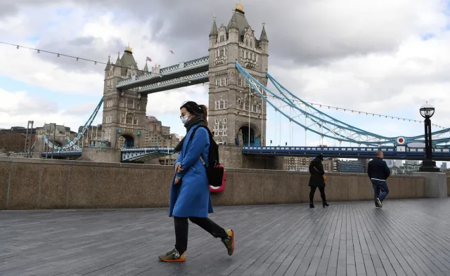 Brytyjczycy idą pod prąd w walce z koronawirusem. Mają zupełnie inną strategię
