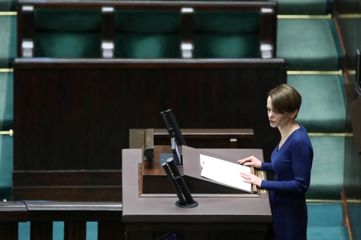 Sklepy, miejsca pracy, komunikacja... Emilewicz: Rozważane są dalsze restrykcje