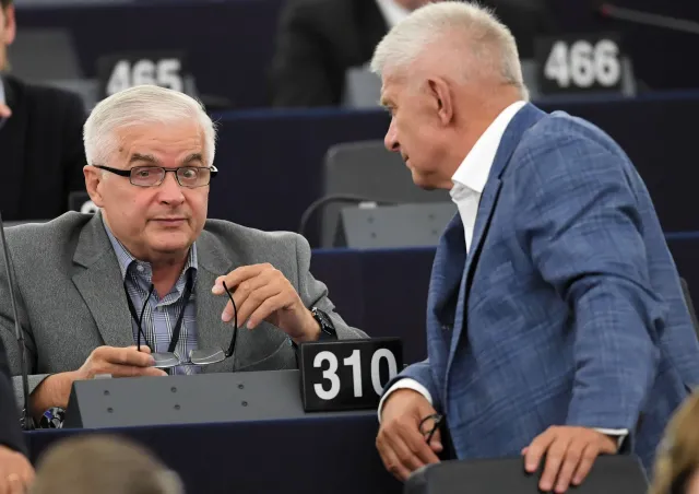 Cimoszewicz i Belka w kwarantannie. Podróżowali samolotem z zakażoną koronawirusem osobą