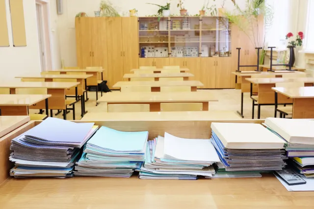 Niepewne pensje nauczycieli. "Bez uczniów, bez dodatków"