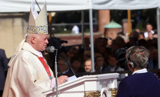 Arcybiskup zarządził. Księża oddadzą pieniądze na parafię i kurię