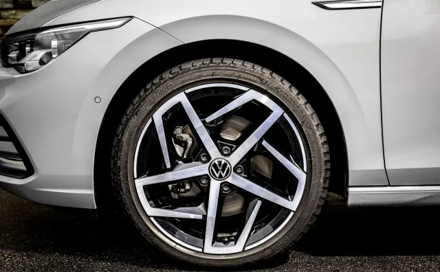 Nowy Volkswagen Golf ostro tanieje w Polsce. Rząd przyłożył do tego rękę