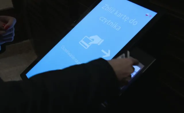 Tak działa elektroniczna taca w polskich kościołach [WIDEO]