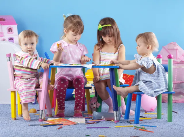 Dodatkowe becikowe i bon na żłobek od gminy. Samorządowa pomoc dla rodziców wcale nie maleje