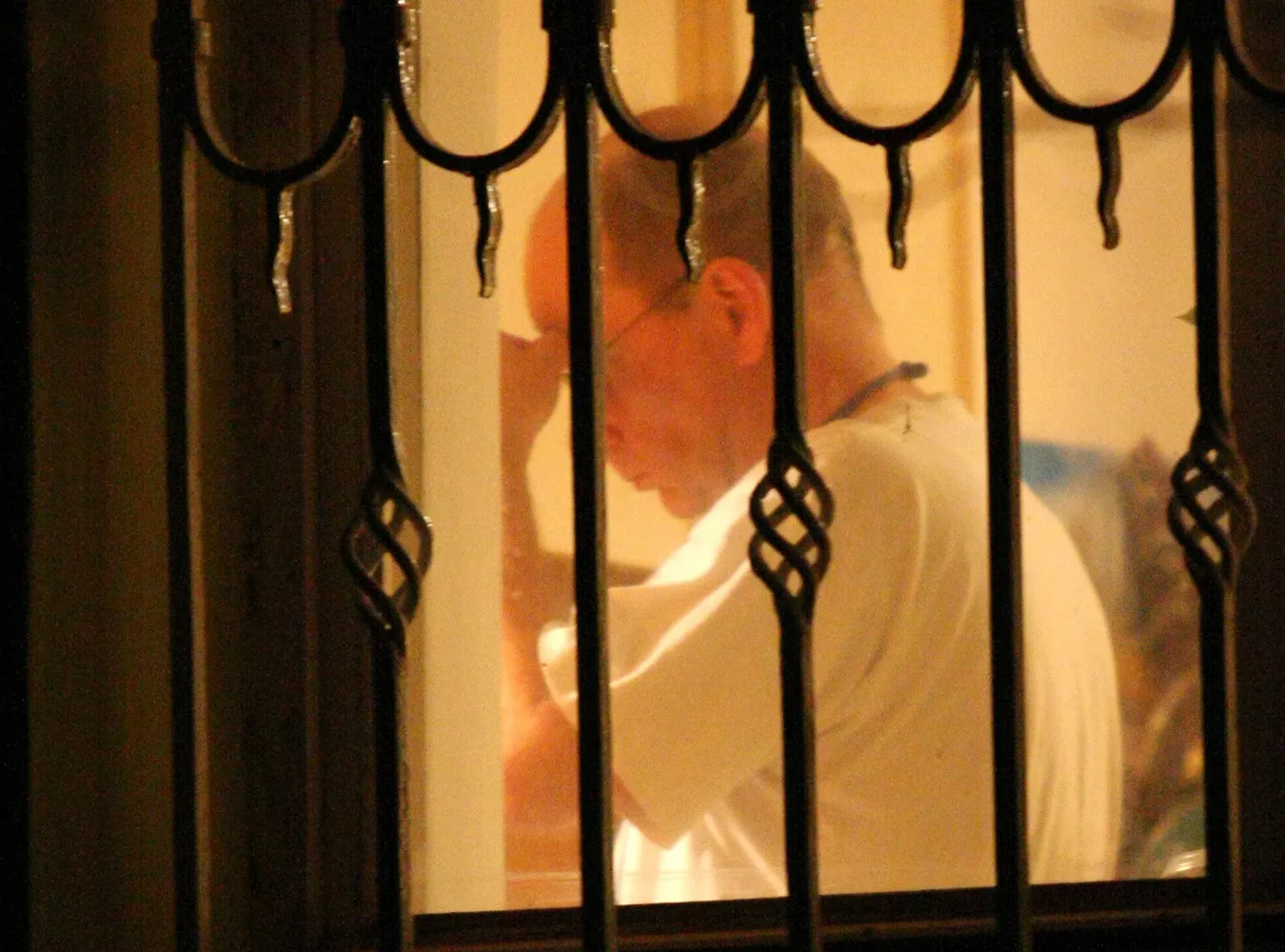 Rokita uwija się przy garach