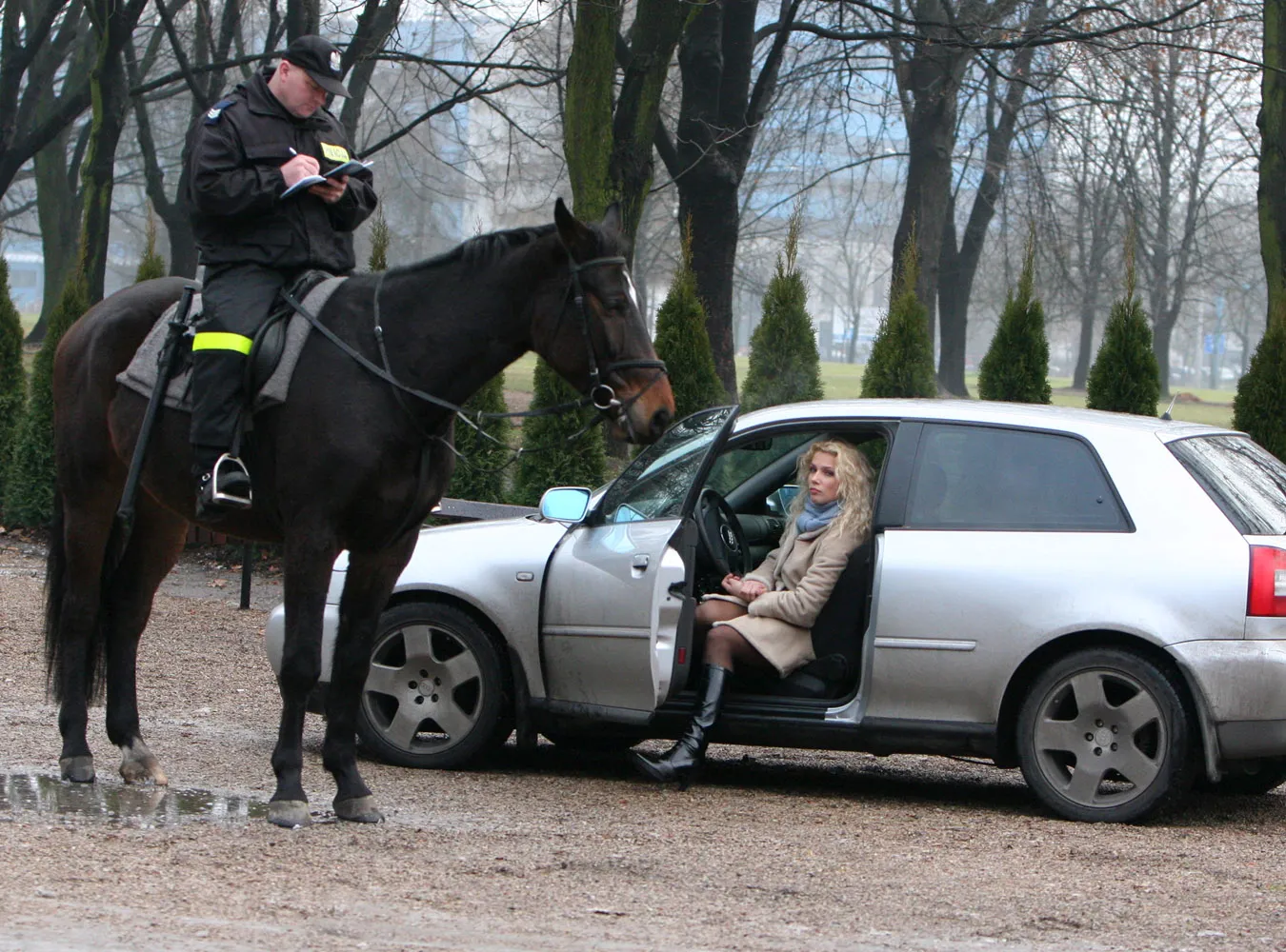 Joanna Liszowska złamała przepisy ruchu drogowego, ale dogonił ją policjant na koniu
