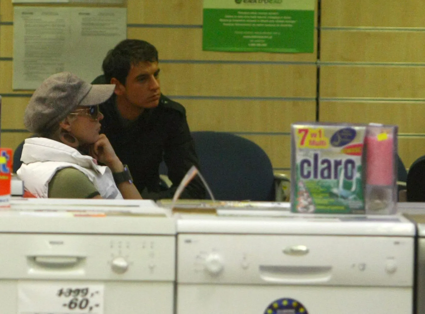 Marta Wisniewska Mandaryna  z swoim chlopakiem kupuja zestaw kina domowego firmy Samsung na raty.



Warszawa 11.12.2007