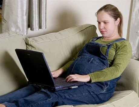 "Śledzę ciążowe fora dyskusyjne"