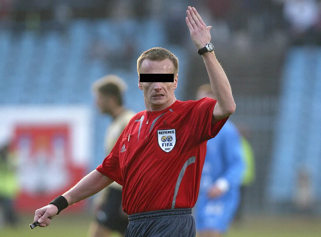 Obserwator do sędziego: "Ty bydlaku!"