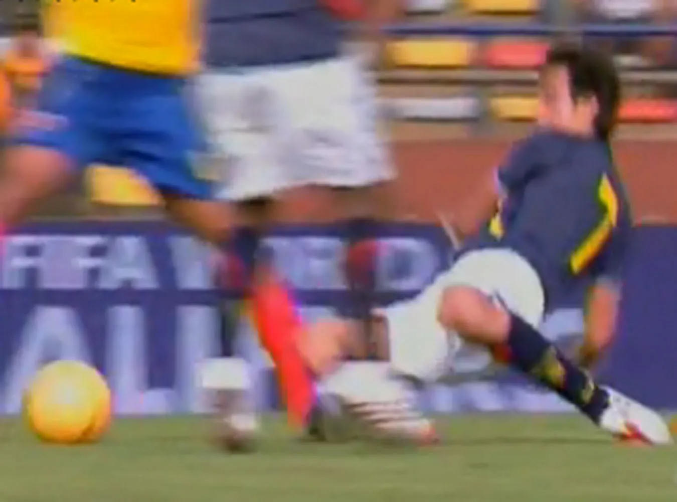 Kolejny brutal urwał rywalowi nogę. Wideo