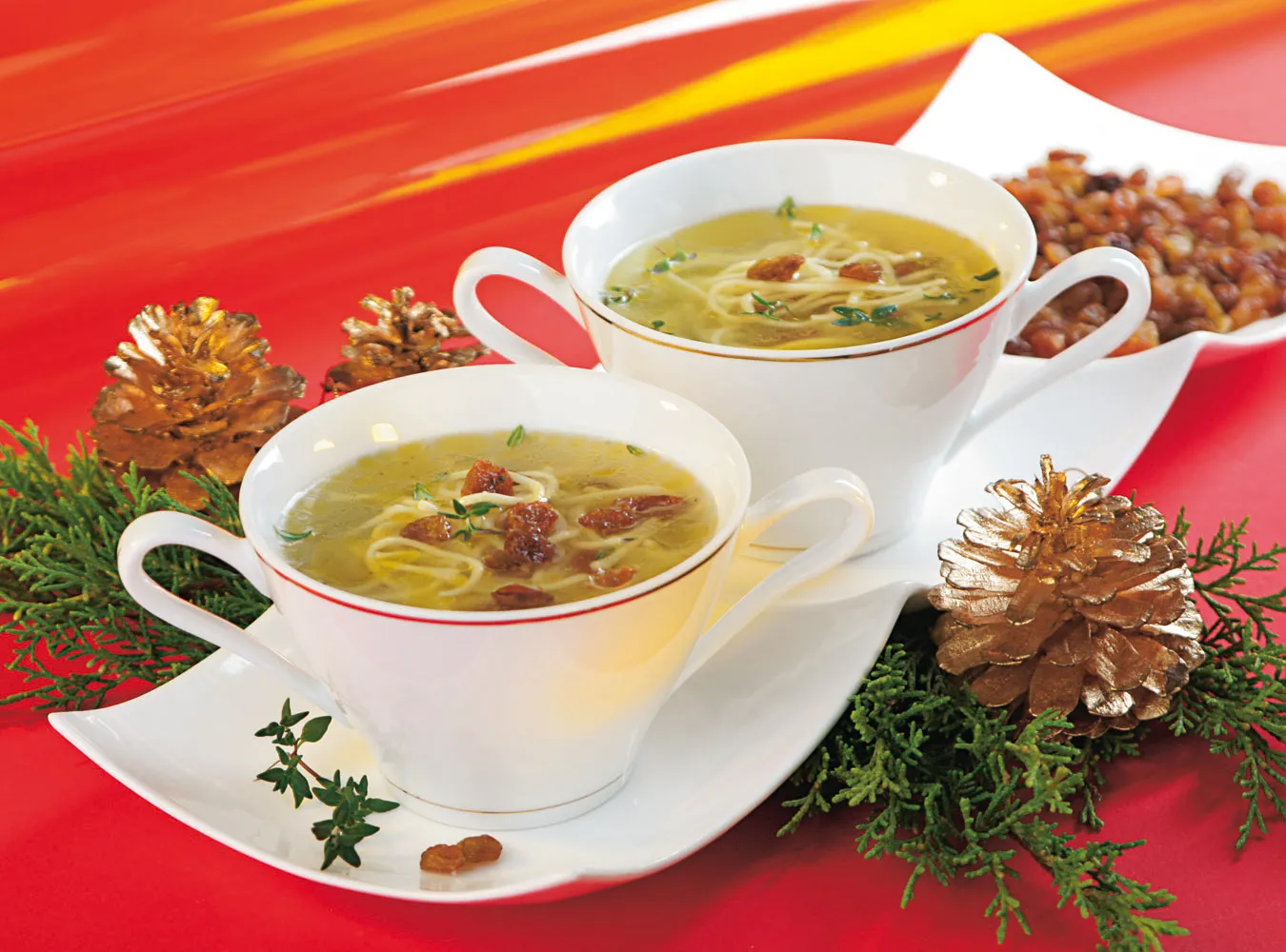 Barszcz, borowikowa, rosół. PRZEPISY na świąteczne zupy z nutą szaleństwa