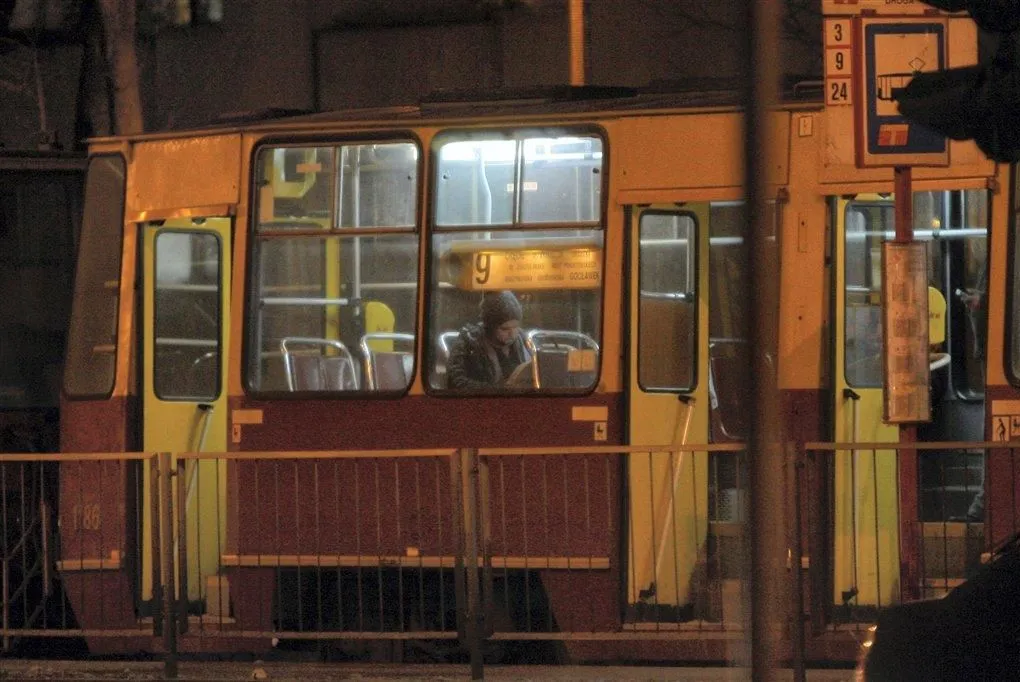 Brzydula nie boi się nocy. Jeździ tramwajem