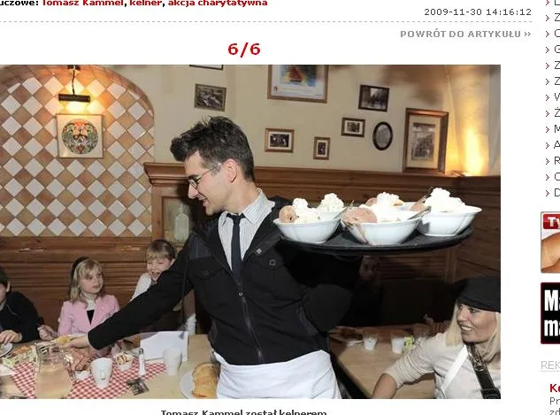 Kelner Kammel rozdaje dzieciom lody
