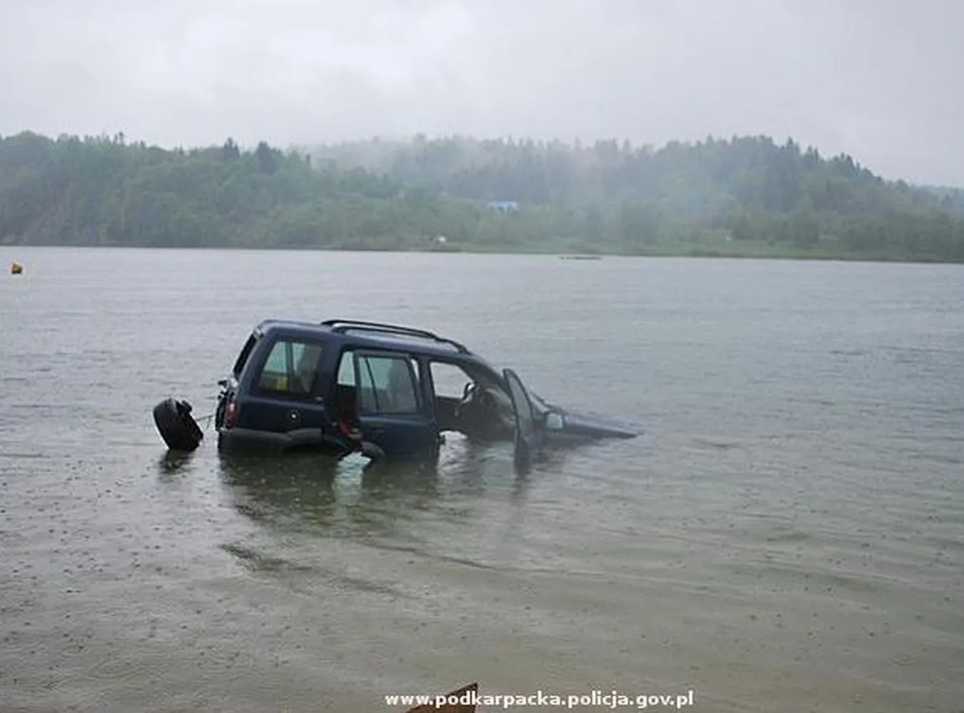 Szaleli terenówką. Pasażer utonął