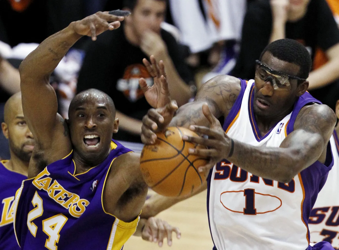 Koszykarze Suns zmniejszają stratę