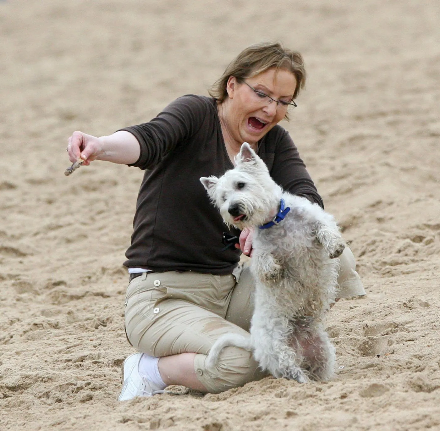 Minister zdrowia beztrosko bawi się z psem