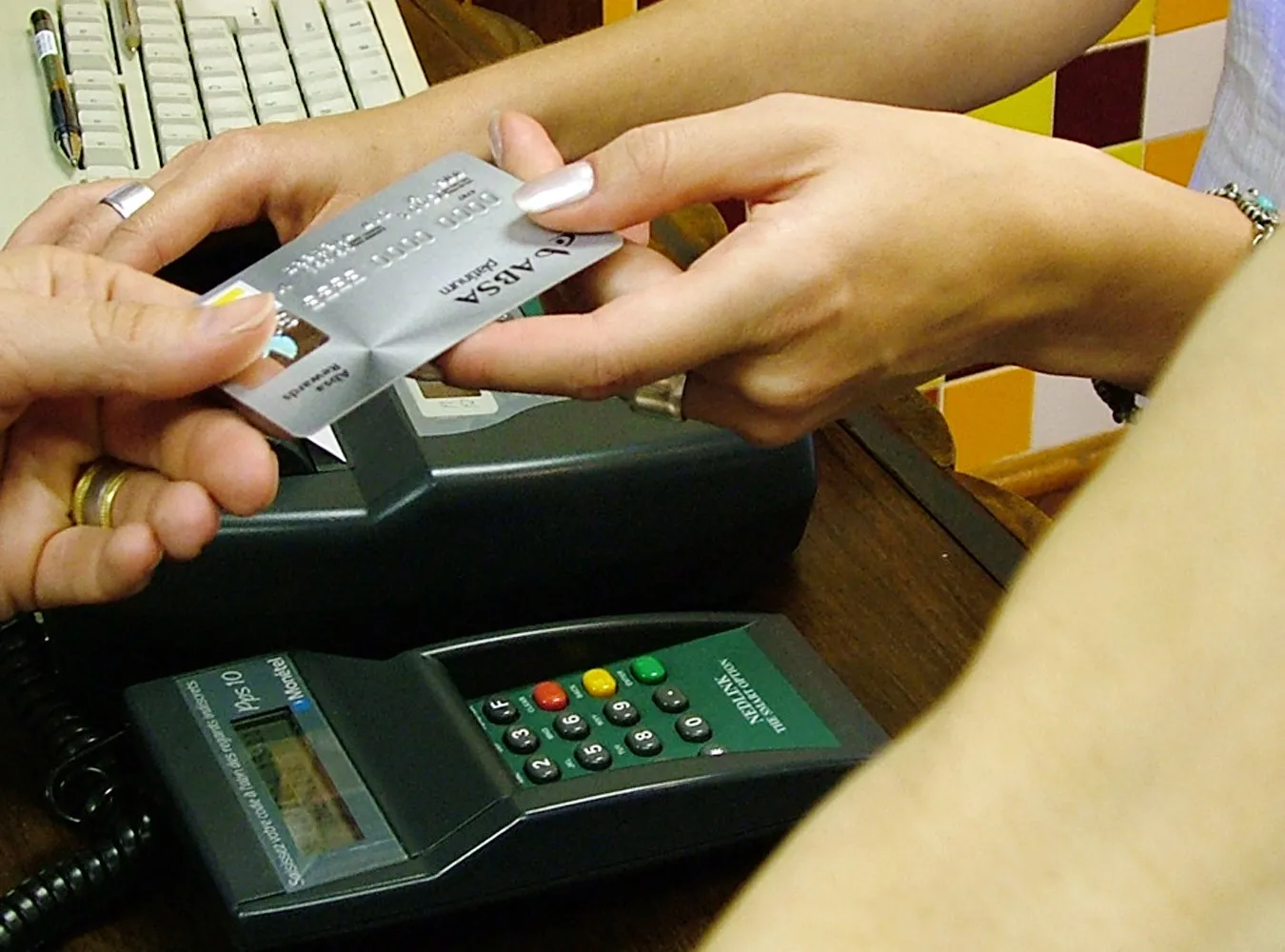 Faceci zadłużają się, by zdobyć partnerkę