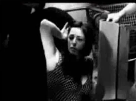 Ulubienica premiera tarza się w śmieciach