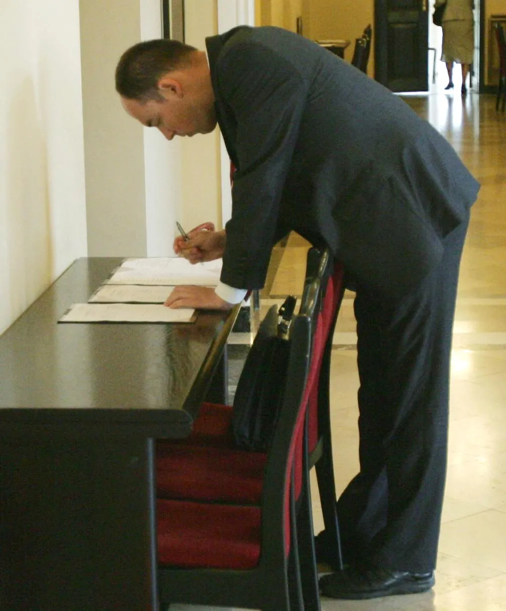 Poseł Dziedziczak podpisuje listę i...