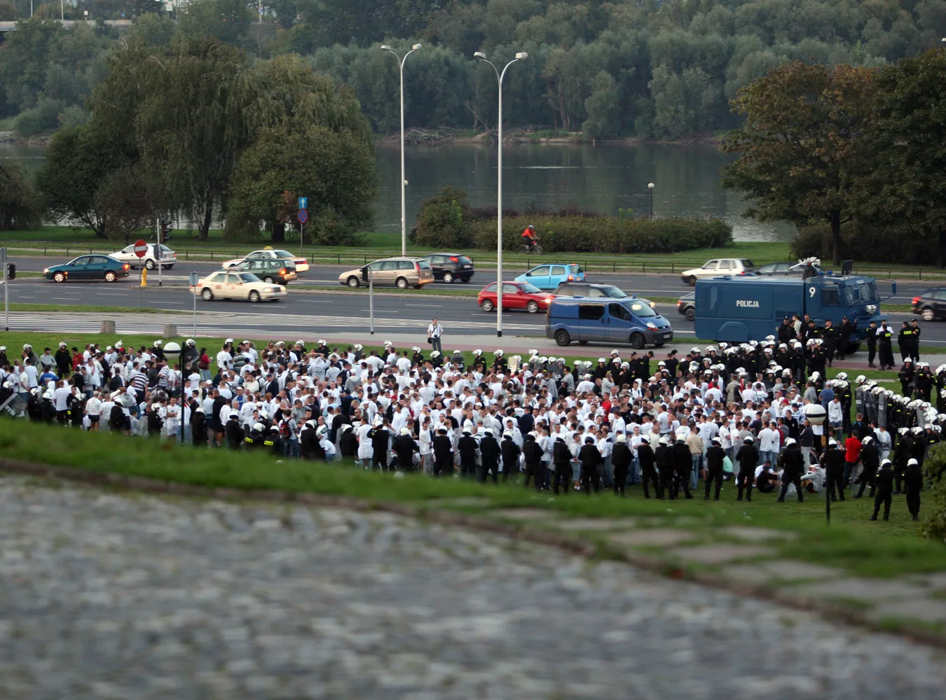 Pseudokibice Legii oskarżają policję