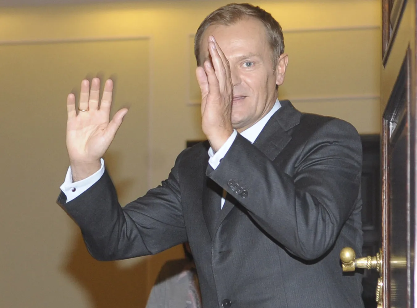 Tusk da opozycjonistom trzysta złotych