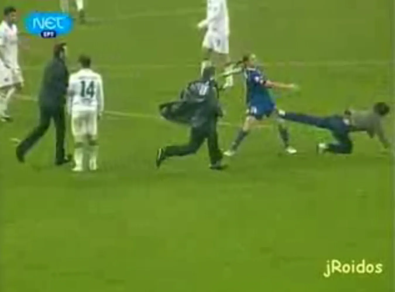 Czerwona kartka za faul na... kibicu