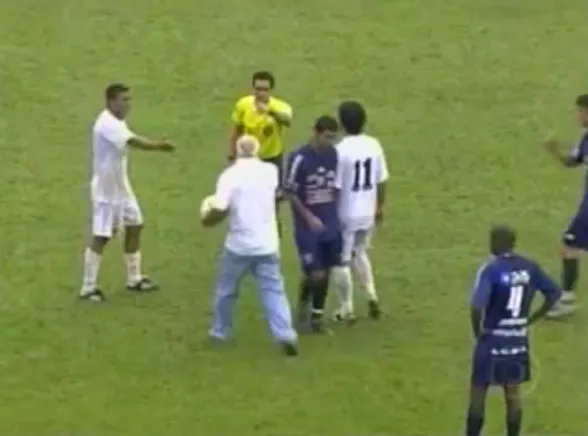 Zobacz, jak wściekły trener pobił sędziego