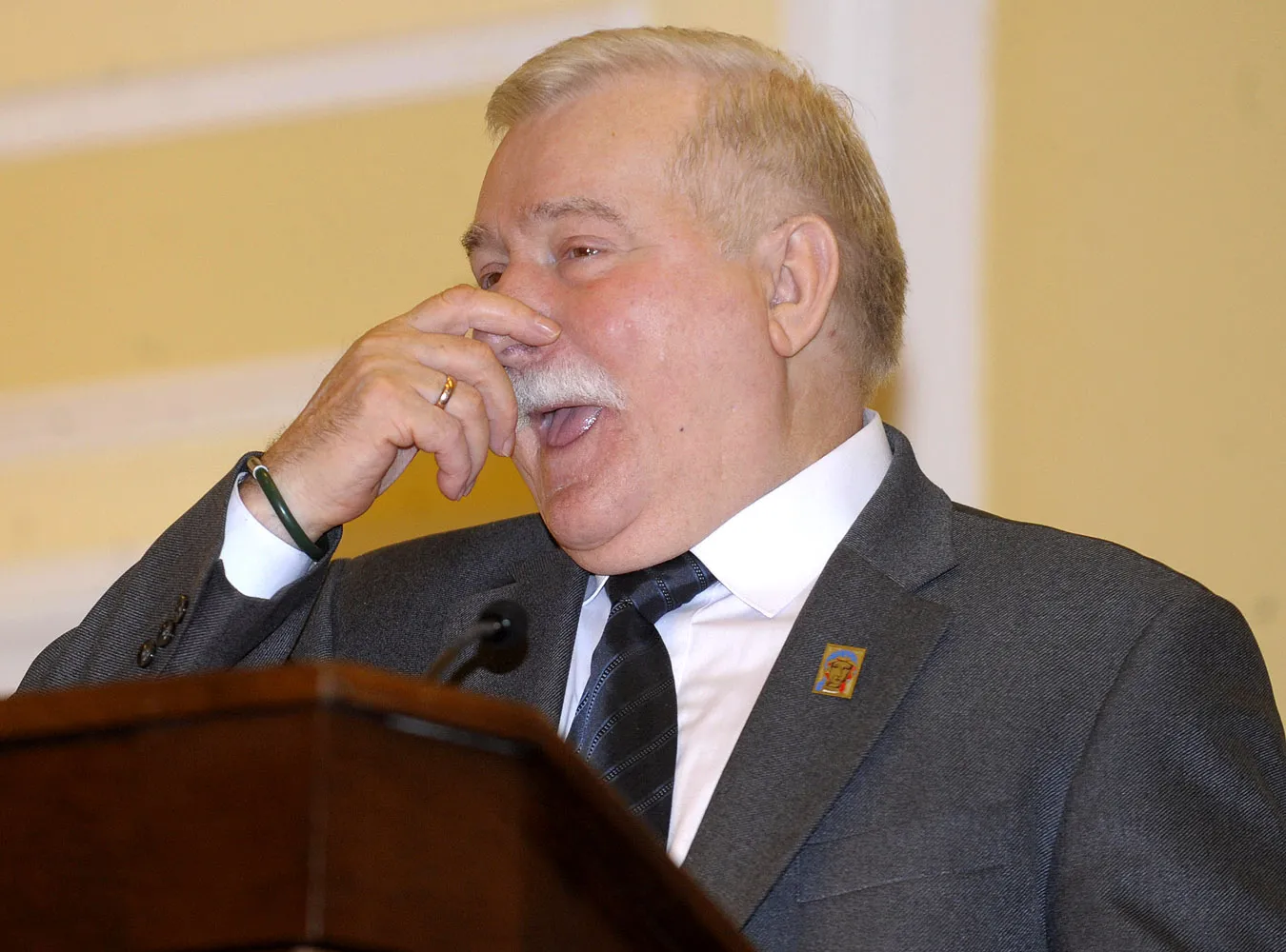 "Wałęsa kocha PO, ale go swędzi"