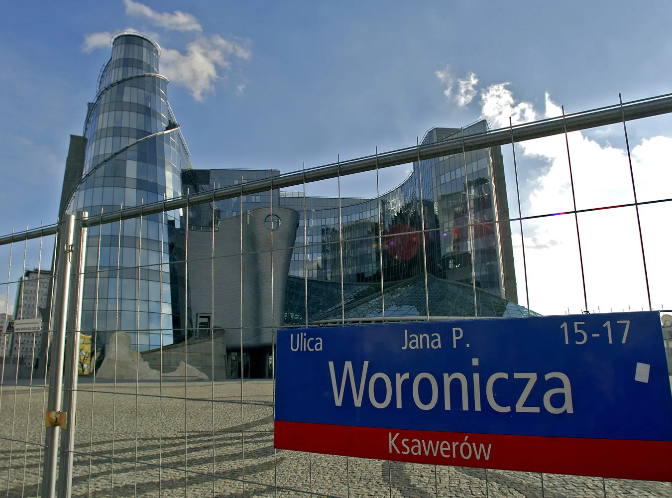 TVP oszczędza, ale na buty ją stać