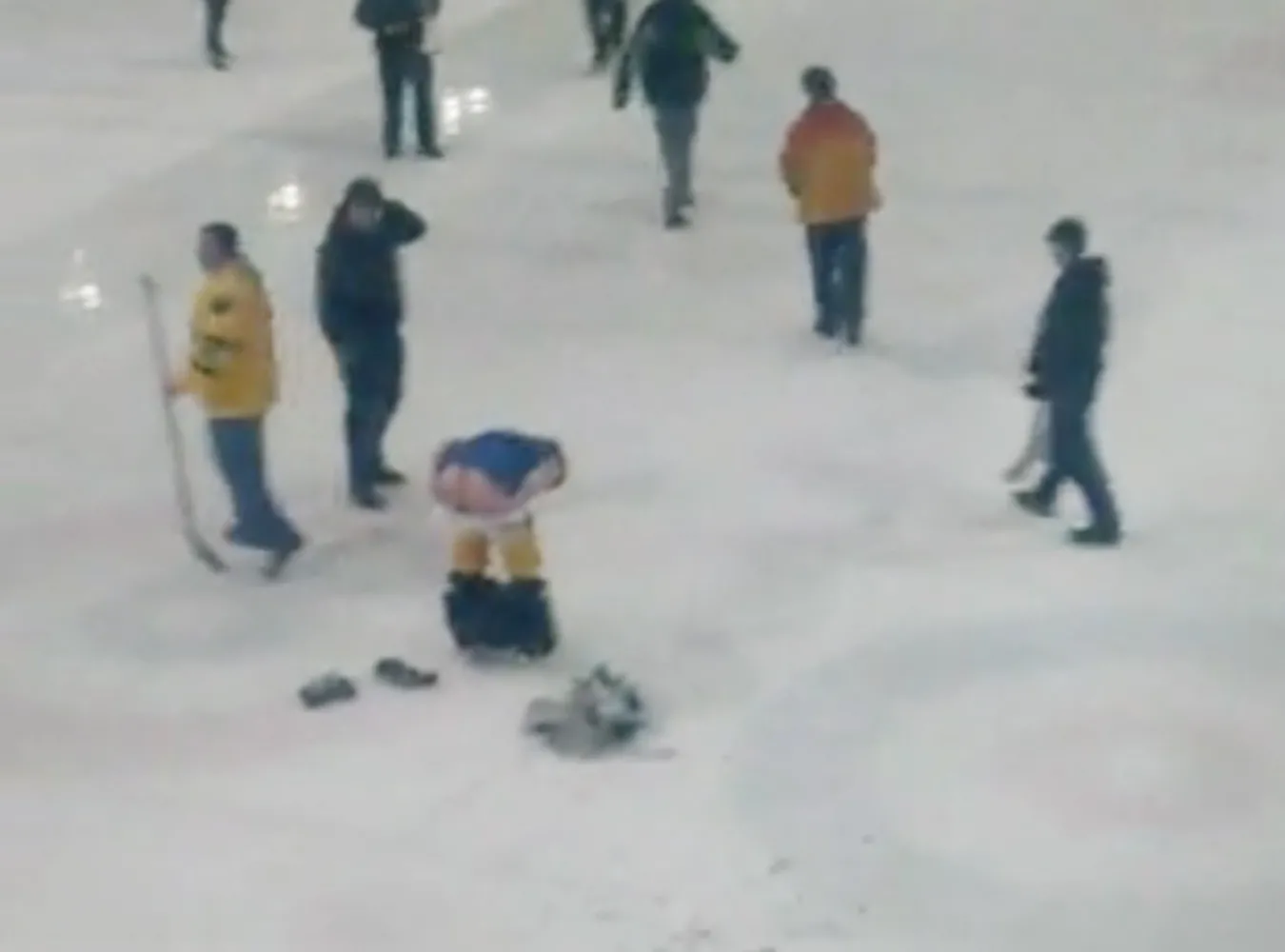 Zobacz, jak hokeista wypiął się na kibiców