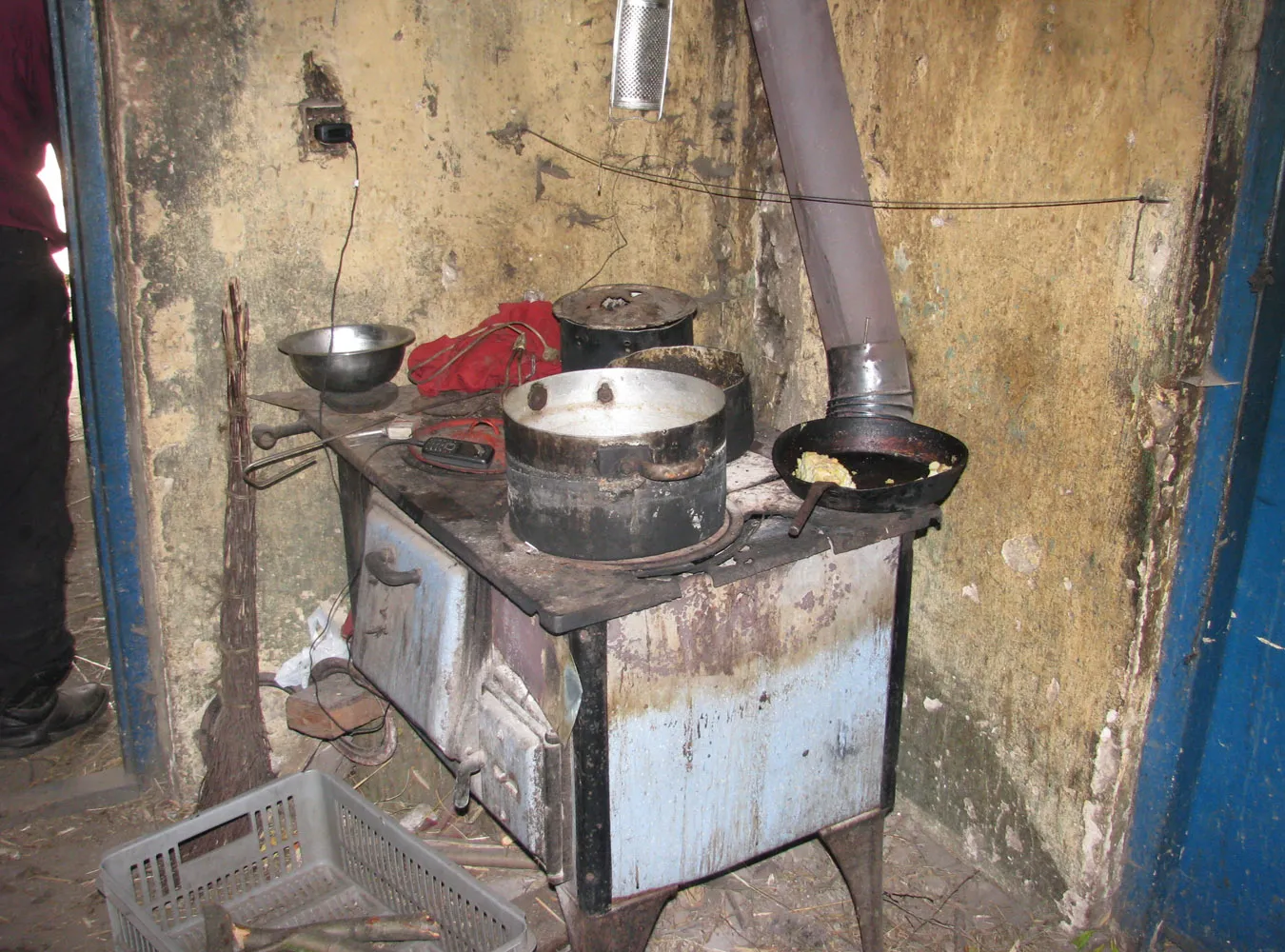 Mieszka w oborze, bo doniosła na męża