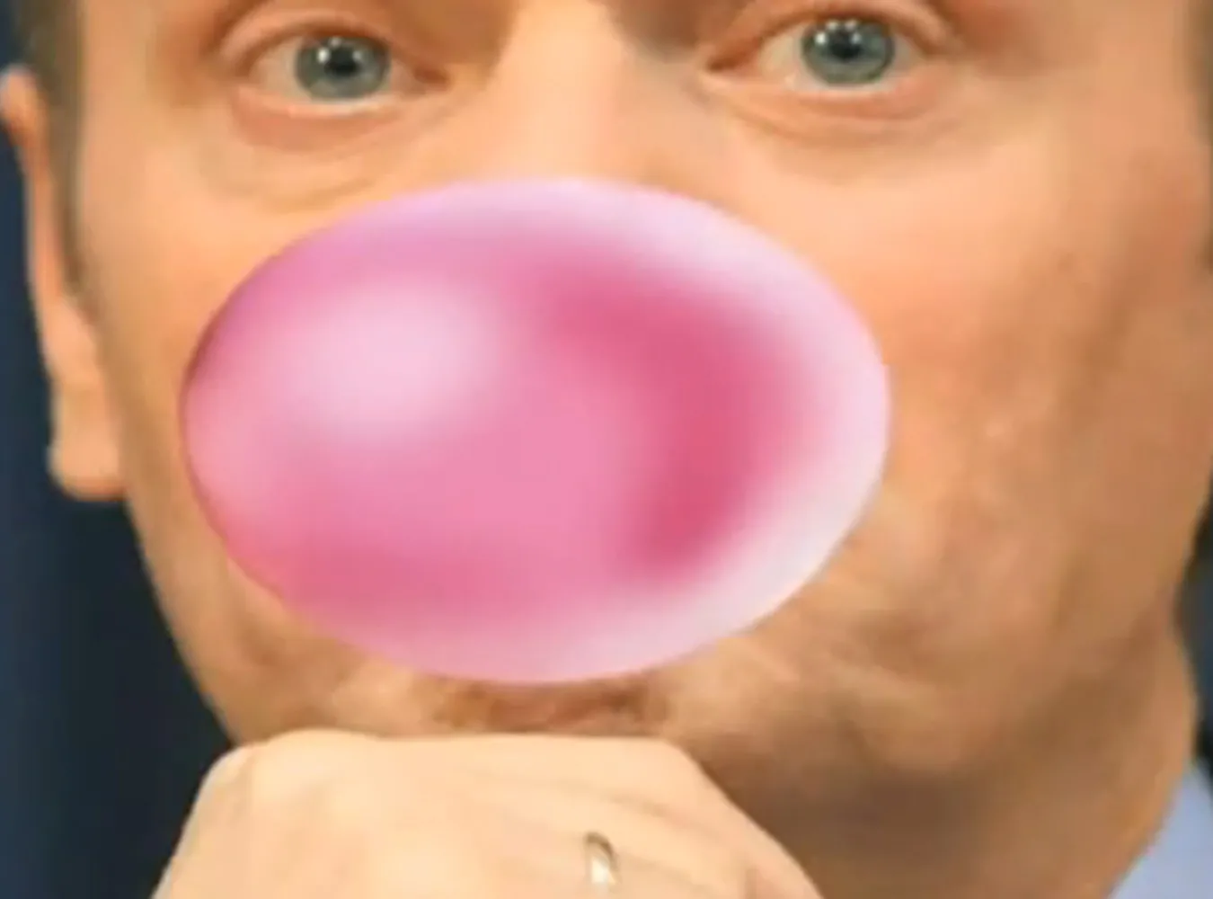 Porównali premiera do reklamy prezerwatyw