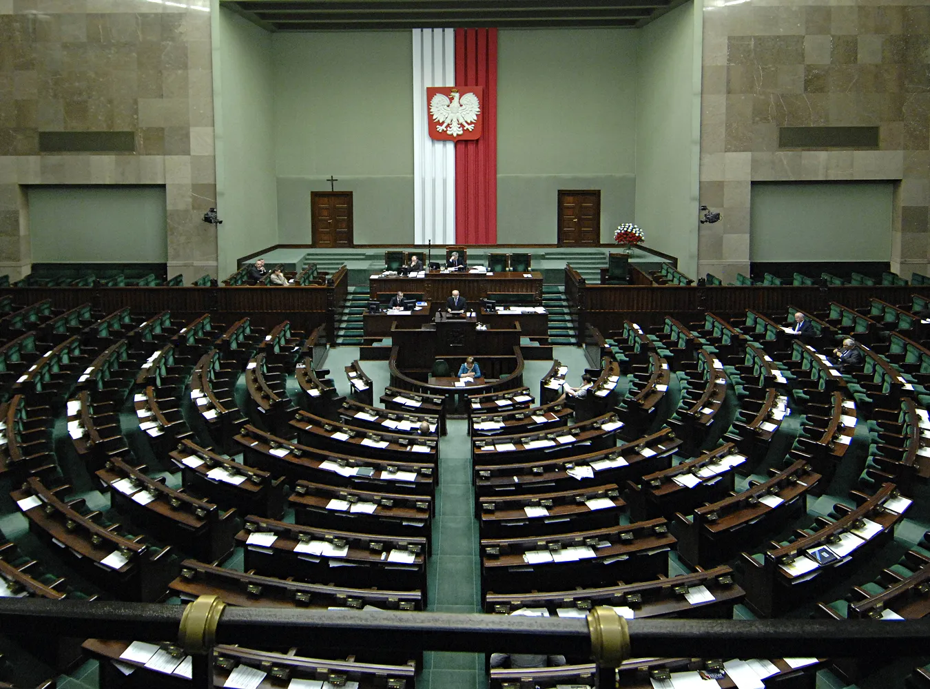 Europosłowie już zarabiają. I to za nic