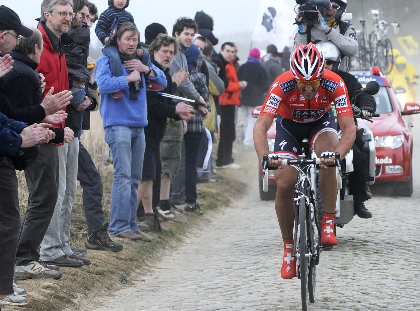 Kolarz używał roweru z silnikiem