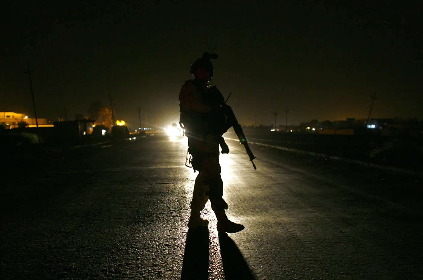 12.06.2007 Irak, Al Kut, CAMP DELTA

Nocnypatrol wykonyway przez 17. zmechanizowana Brygade polaczony z ustawianiem check pointow na ktorych dokonywano przeszukan samochodow.

Fot. Wojciech Grzedzinski