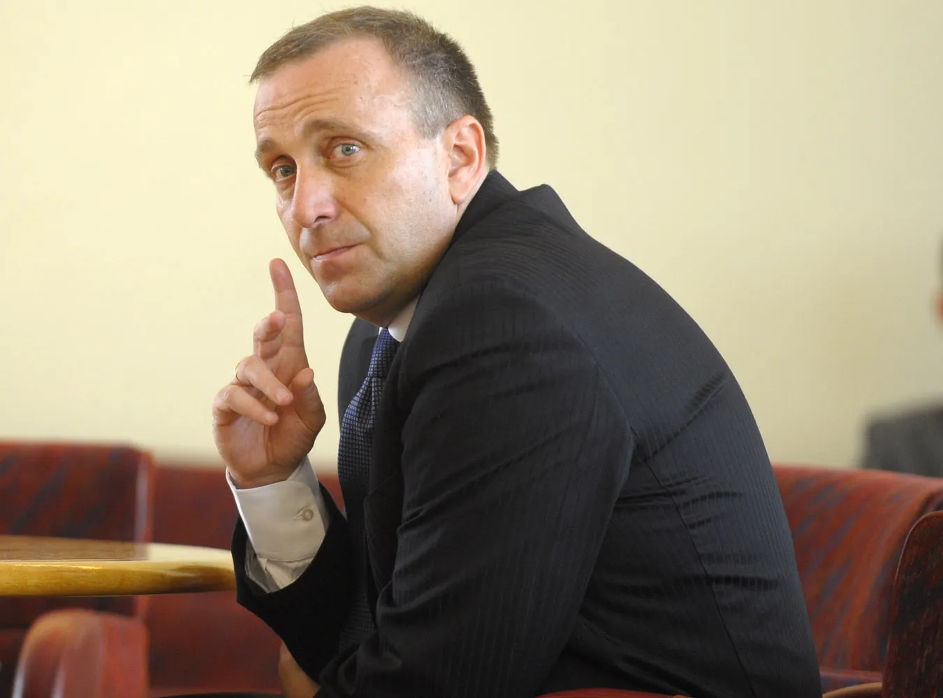 Schetyna wyprzedaje mieszkania. Za bezcen