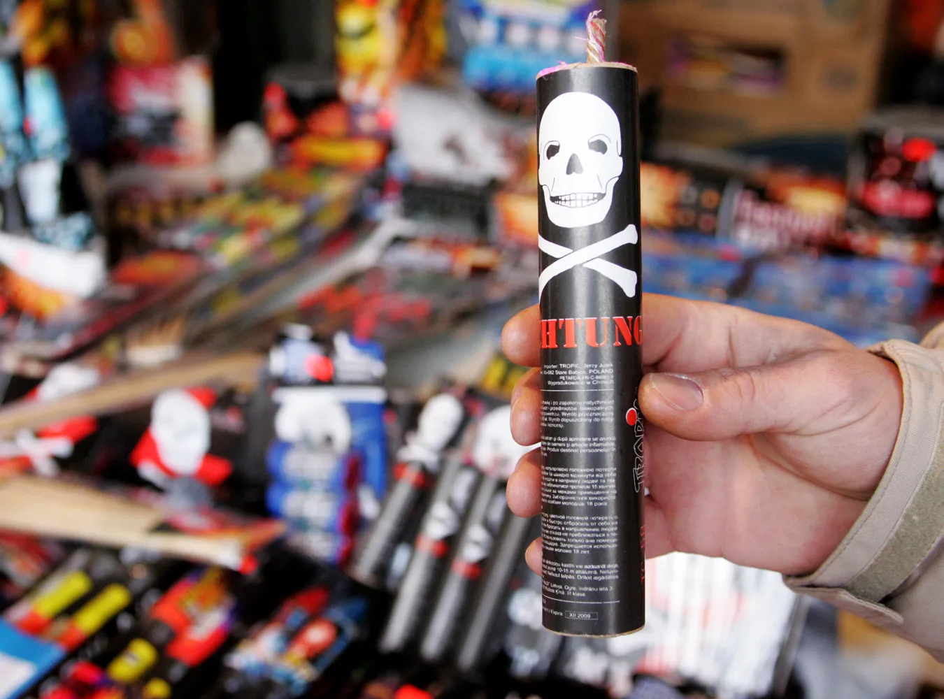 Policja radzi Jak bawić się fajerwerkami i nie zginąć