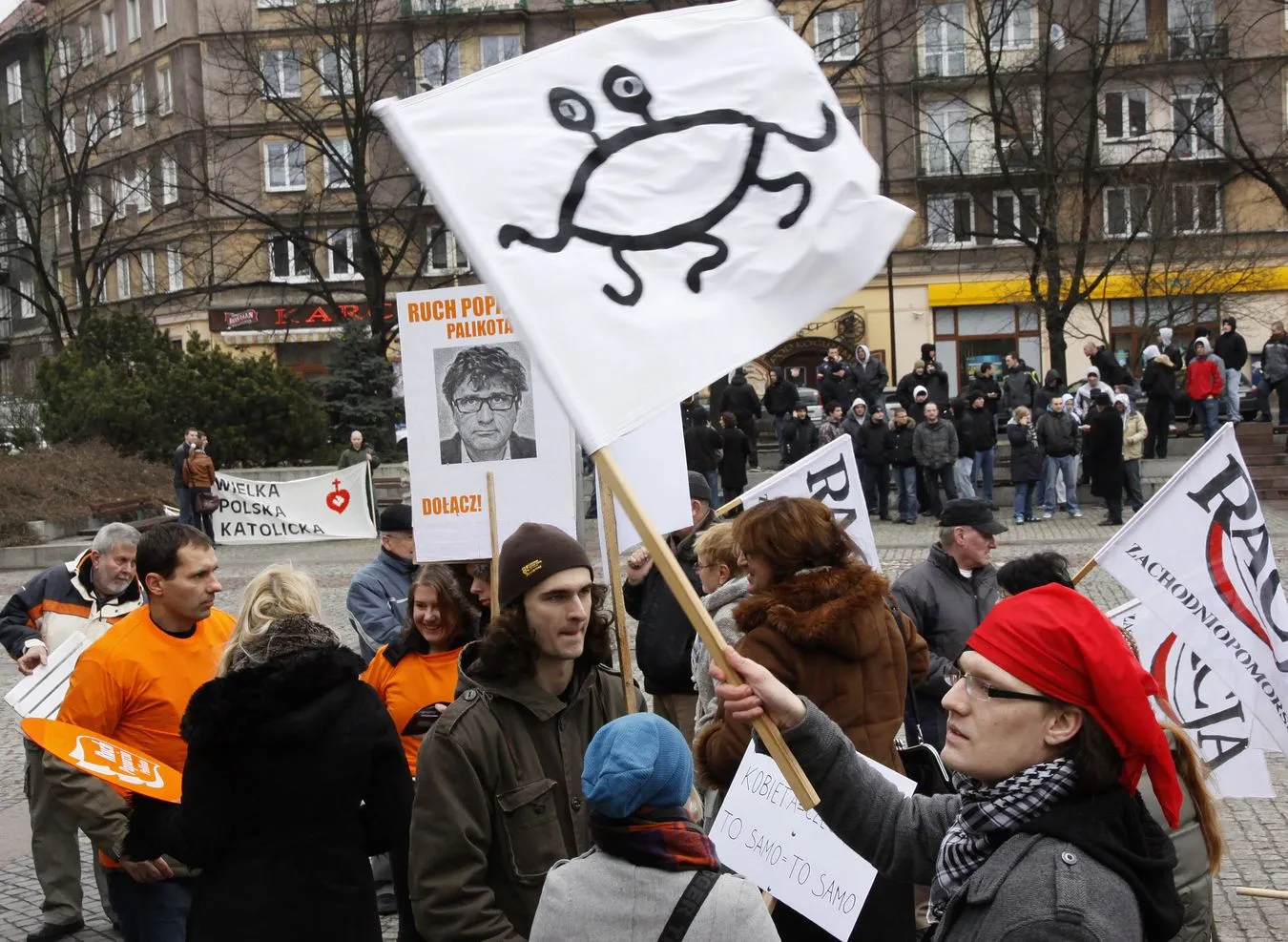 1866423-manify-wyszly-na-ulice.jpg