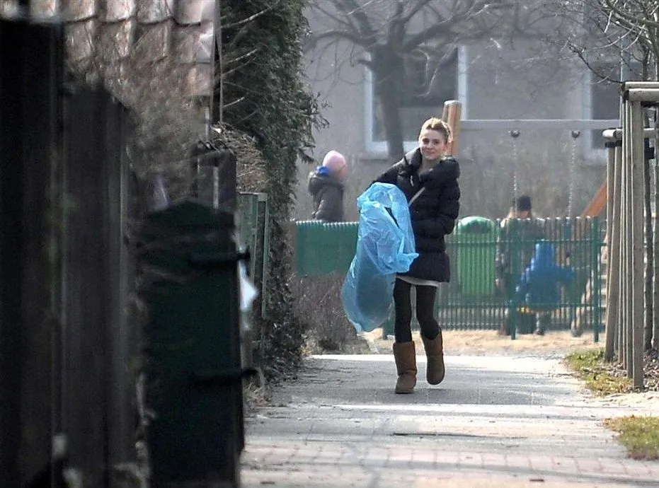 Kasia Tusk dźwiga oponę