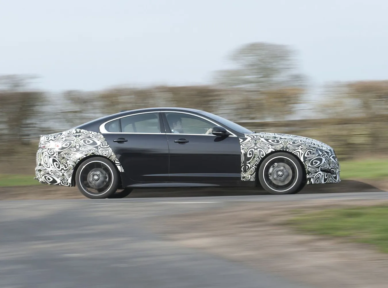 1954727-2011-04-04-jaguar-xf-2.jpg