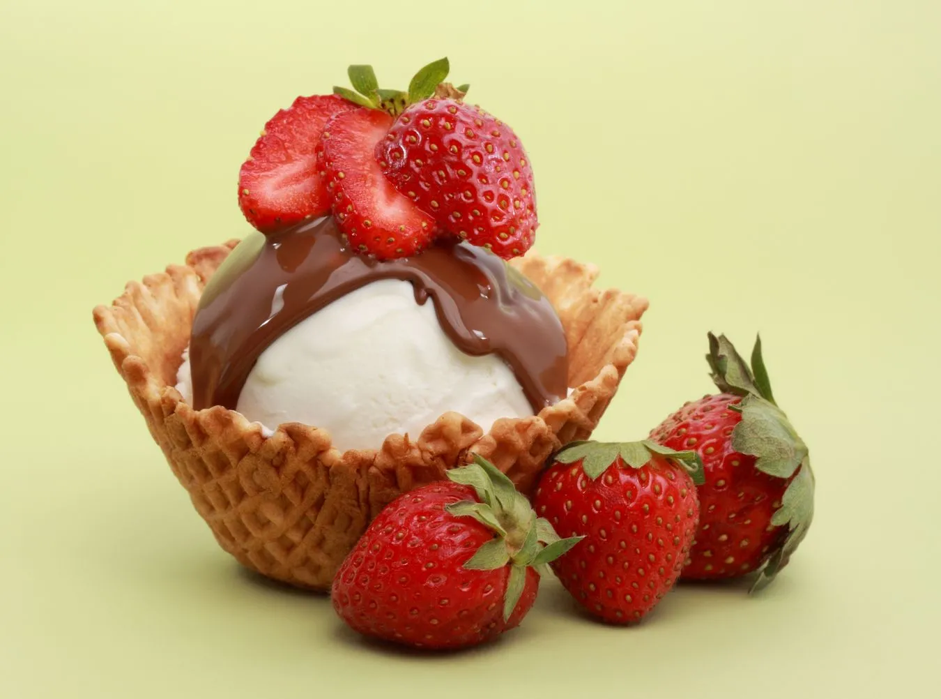 Zła pogoda psuje szyki smakoszom. Truskawek jest mało i są drogie