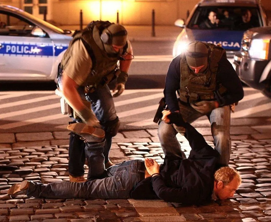 Borys Szyc zakuty w kajdanki! Zobacz!